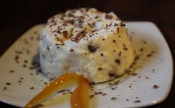 Budino di ricotta dei colli ennesi al cucchiaio con salsa agli agrumi cannella
